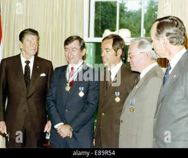 (1 maggio 1981) Il Presidente Ronald Reagan presenta l'astronauta John Young con la spazio di Congressional Medal of Honor nonché di NASA Distinguished Service Medal. Astronauta Robert C. Crippen ha ricevuto anche il Distinguished Service Medal e il dottor Alan Lovelace è stata presentata con il presidente della medaglia dei cittadini. Da sinistra a destra: il Presidente Ronald Reagan astronauta John Young astronauta, Robert Crippen il dottor Alan Lovelace Vice Presidente George Bush Immagine # : 81-HC-389 Foto Stock