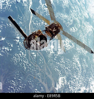 (28 luglio 1973) una vista ingrandita della Skylab space station fotografati contro un sfondo di massa dal Skylab 3 comando/Modulo di servizio per la stazione durante le manovre di mantenimento prima di docking. Il Ilba Grande de Gurupa area del Fiume Rio delle Amazzoni Vally del Brasile può essere visto qui sotto. A bordo del modulo di comando sono stati gli astronauti Alan L. Fagiolo, Owen K. Garriott, e Jack Lousma R., che è rimasto con il Skylab stazione spaziale in orbita terrestre per 59 giorni. Questa foto è stata scattata con un hand-held 70mm Fotocamera Hasselblad usando un 100mm lente e quindi-368 a media velocità pellicola Ektachrome. Nota quella solare sistema di array Foto Stock