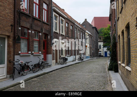 La mattina presto ion una strada posteriore a Bruges, Belgio Foto Stock