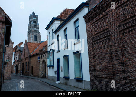 La mattina presto ion una strada posteriore a Bruges, Belgio Foto Stock