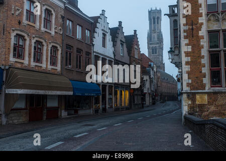 La mattina presto su una strada posteriore a Bruges, Belgio Foto Stock