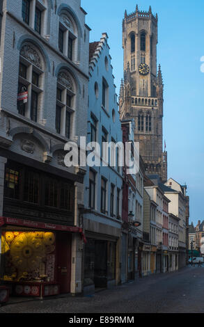 La mattina presto su una strada posteriore a Bruges, Belgio Foto Stock