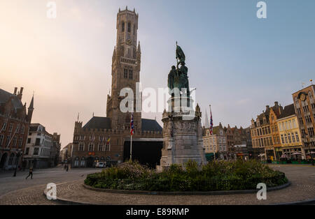 La mattina presto sul Grote Markt di Bruges con la torre campanaria in background Foto Stock