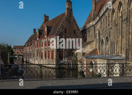 Il Sint-Janshospitaal è un undicesimo secolo ospedale nel centro di Bruges, Belgio Foto Stock