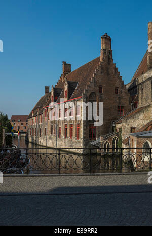 Il Sint-Janshospitaal è un undicesimo secolo ospedale nel centro di Bruges, Belgio Foto Stock