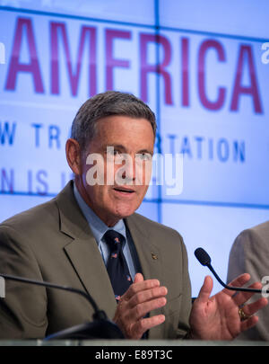 Bob Cabana, direttore del Kennedy Space Center della NASA, parla ad una conferenza stampa sul programma CCtCap, che sviluppa veicoli spaziali per missioni con equipaggio in orbita terrestre bassa, concentrandosi sul volo spaziale umano, sulla progettazione di veicoli spaziali e sulla preparazione delle missioni. Foto Stock