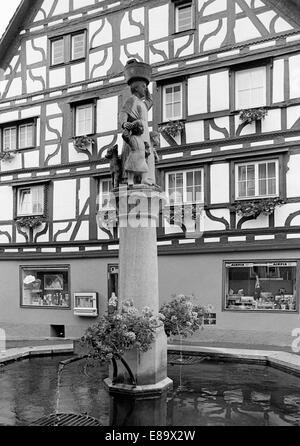 Achtziger Jahre, Stadtbrunnen mit Brunnenfiguren in Muehlheim, an der Donau, Naturpark Obere Donau, Schwaebische Alb, Baden-Wuerttemberg Foto Stock