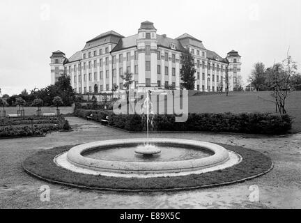 Achtziger Jahre, Barockschloss, Neues Schloss mit Schlosspark und Springbrunnen, Tettnang, Bodenseekreis, Oberschwaben, Baden-Wuerttemberg Foto Stock