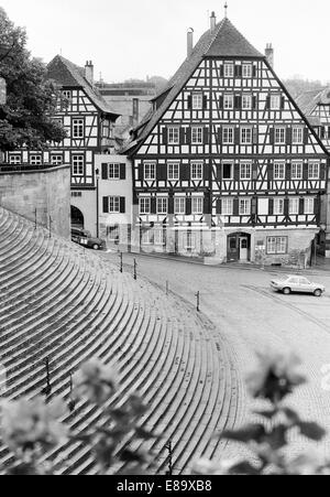 Achtziger Jahre, Marktplatz, Grosse Treppe vor Kirche San Michele und Fachwerkhaeuser in Schwaebisch Hall, Hohenlohe, Schwaebisch-Fraenkischer Wald, B Foto Stock