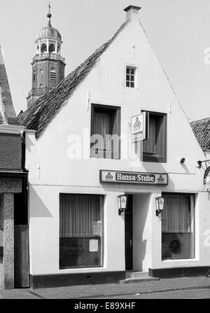 Achtziger Jahre, Wohnhaus Brunnenstrasse und grosse Kirche, Evangelisch reformierte Kirche di Leer, Ostfriesland, Bassa Sassonia Foto Stock