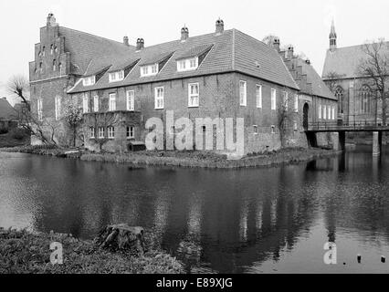 Achtziger Jahre, Wasserburg Hinta, ehemals Osterburg, im Mittelalter Haeuptlingsburg und Haeuptlingssitz Ostfriesischer Haeuptlinge, dahinter die Evan Foto Stock