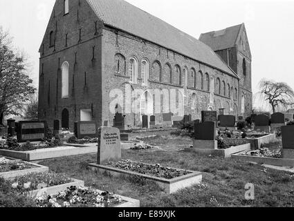 Achtziger Jahre, Gotik und Romanik, Evangelisch-reformierte Kirche Eilsum mit Friedhof in Krummhoern-Eilsum, Ostfriesland, Nordsee, Bassa Sassonia Foto Stock