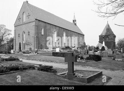 Achtziger Jahre, Gotik und Romanik, Evangelisch-reformierte Kirche mit Glockenturm und Friedhof in Krummhoern-Grimersum, Ostfriesland, Nordsee, Nieder Foto Stock