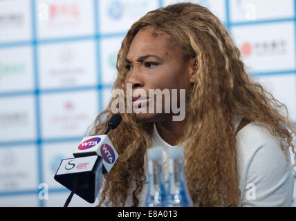 Pechino, Cina. 3° Ott, 2014. Serena Williams degli Stati Uniti reagisce durante la conferenza stampa al China Open Tennis Tournament a Pechino in Cina, Ottobre 3, 2014. Campione in carica Serena Williams ha annunciato venerdì di ritirarsi dalla Cina apre a causa di pregiudizio. Credito: Zhang Yu/Xinhua/Alamy Live News Foto Stock