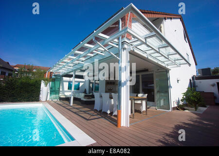 Privato casa a schiera con un conservatorio, una piscina e una terrazza, Germania Foto Stock