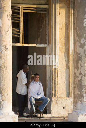 Modesto barbiere, Havana, Cuba Foto Stock