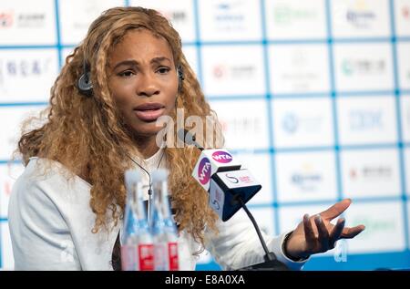 Pechino, Cina. 3° Ott, 2014. Serena Williams degli Stati Uniti parla durante la conferenza stampa al China Open Tennis Tournament a Pechino in Cina, Ottobre 3, 2014. Campione in carica Serena Williams ha annunciato venerdì di ritirarsi dalla Cina apre a causa di pregiudizio. Credito: Zhang Yu/Xinhua/Alamy Live News Foto Stock