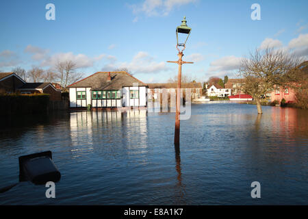 Inondazioni in Laleham, vicino a Chertsey Surrey UK 2014 Foto Stock