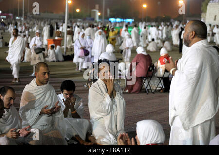 La Mecca, Arabia Saudita. 2 Ottobre, 2014. Pellegrini musulmani raccogliere sulla cima di Monte della Misericordia sulle pianure di Arafat durante il picco dell annuale pellegrinaggio haj, vicino alla città santa della Mecca Ottobre 02, 2014. /Alamy Live News /Alamy Live News Credito: ZUMA Press, Inc./Alamy Live News Foto Stock