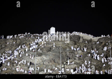 La Mecca, Arabia Saudita. 2 Ottobre, 2014. Pellegrini musulmani raccogliere sulla cima di Monte della Misericordia sulle pianure di Arafat durante il picco dell annuale pellegrinaggio haj, vicino alla città santa della Mecca Ottobre 02, 2014. /Alamy Live News /Alamy Live News Credito: ZUMA Press, Inc./Alamy Live News Foto Stock