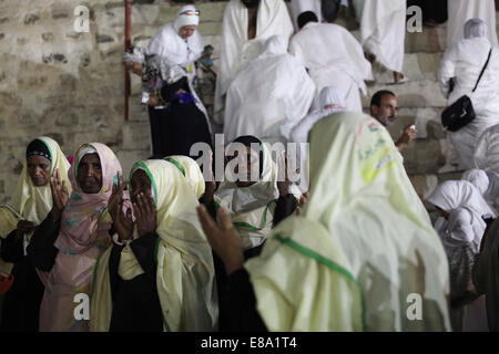 La Mecca, Arabia Saudita. 2 Ottobre, 2014. Pellegrini musulmani raccogliere sulla cima di Monte della Misericordia sulle pianure di Arafat durante il picco dell annuale pellegrinaggio haj, vicino alla città santa della Mecca Ottobre 02, 2014. /Alamy Live News /Alamy Live News Credito: ZUMA Press, Inc./Alamy Live News Foto Stock