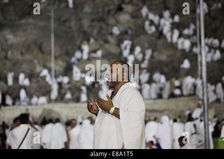 La Mecca, Arabia Saudita. 2 Ottobre, 2014. Pellegrini musulmani raccogliere sulla cima di Monte della Misericordia sulle pianure di Arafat durante il picco dell annuale pellegrinaggio haj, vicino alla città santa della Mecca Ottobre 02, 2014. /Alamy Live News /Alamy Live News Credito: ZUMA Press, Inc./Alamy Live News Foto Stock