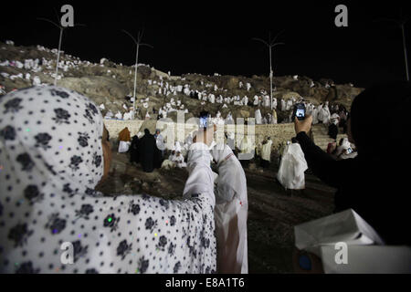 La Mecca, Arabia Saudita. 2 Ottobre, 2014. Pellegrini musulmani raccogliere sulla cima di Monte della Misericordia sulle pianure di Arafat durante il picco dell annuale pellegrinaggio haj, vicino alla città santa della Mecca Ottobre 02, 2014. /Alamy Live News /Alamy Live News Credito: ZUMA Press, Inc./Alamy Live News Foto Stock