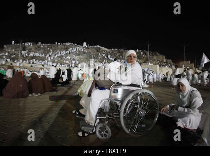 La Mecca, Arabia Saudita. 2 Ottobre, 2014. Musulmani pellegrini arrivano in cima al monte della misericordia sulle pianure di Arafat durante il picco dell annuale pellegrinaggio haj, vicino alla città santa della Mecca Ottobre 02, 2014. /Alamy Live News /Alamy Live News Credito: ZUMA Press, Inc./Alamy Live News Foto Stock