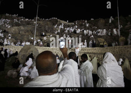 La Mecca, Arabia Saudita. 2 Ottobre, 2014. Pellegrini musulmani raccogliere sulla cima di Monte della Misericordia sulle pianure di Arafat durante il picco dell annuale pellegrinaggio haj, vicino alla città santa della Mecca Ottobre 02, 2014. /Alamy Live News /Alamy Live News Credito: ZUMA Press, Inc./Alamy Live News Foto Stock