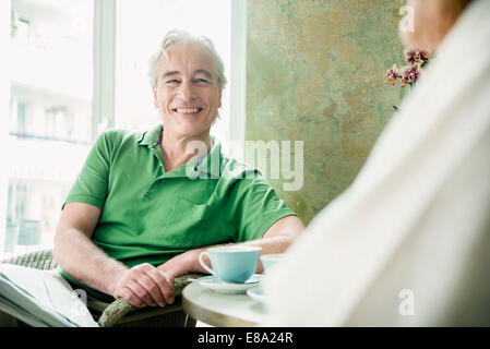 Paio di caffè insieme sorridente Foto Stock