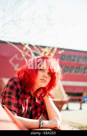 Fiducioso ragazza adolescente piercing luminosi capelli rossi Foto Stock