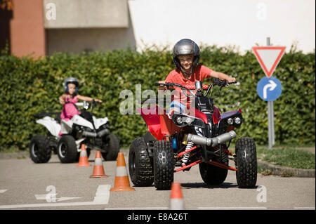 Due bambini su driver area formazione Foto Stock