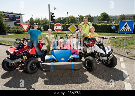 I bambini e i tutor su driver area formazione Foto Stock