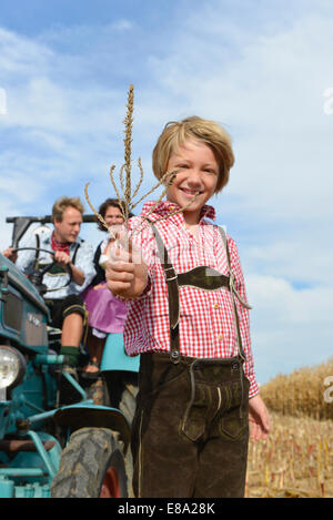 La famiglia sul trattore in cornfield, Baviera, Germania Foto Stock