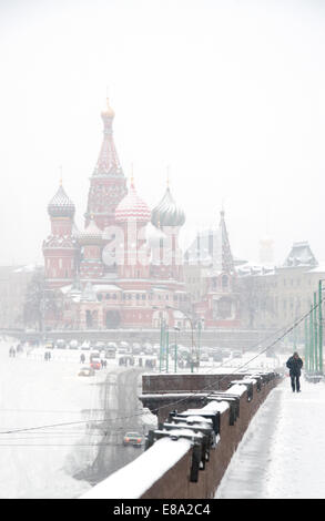 Una vista in direzione di San Basilio cattedrale dal fiume Moskva, Mosca, Russia Foto Stock