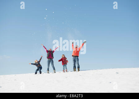 La famiglia gioca con la neve in inverno, Baviera, Germania Foto Stock