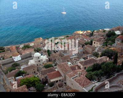 Il Greco antico borgo fortificato di Monemvasia, impostato su una piccola isola al largo delle coste del Peloponneso Foto Stock