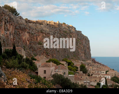 Il Greco antico borgo fortificato di Monemvasia, impostato su una piccola isola al largo delle coste del Peloponneso Foto Stock