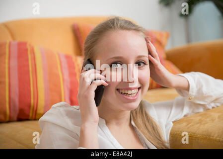 Ritratto di ragazza adolescente parlando al cellulare, sorridente Foto Stock