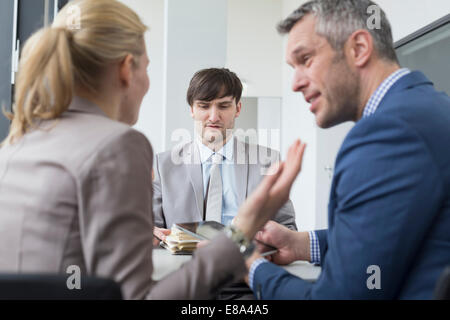 Giovane litigio davanti a un collega Foto Stock