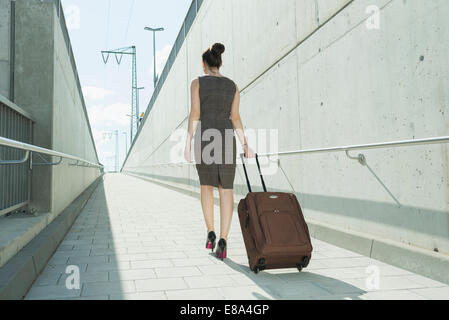 Giovane donna in viaggio d'affari Foto Stock