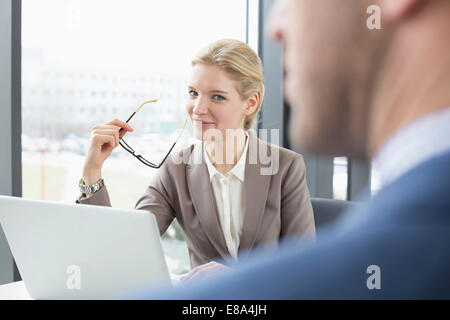 I colleghi di colloquio di consulenza in ufficio Foto Stock