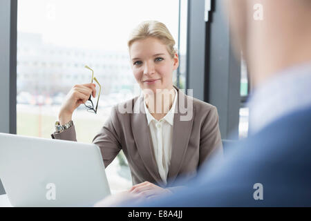 I colleghi di colloquio di consulenza in ufficio Foto Stock