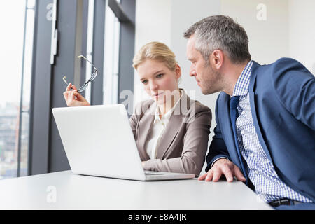 I colleghi di riunione in ufficio, sorridente Foto Stock