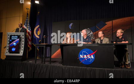 Dwayne Brown, NASA public affairs officer, sinistra, modera un media briefing dove esperto, seduti da sinistra, Lisa May, piombo pro Foto Stock