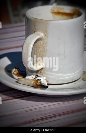 Svuotare tazza da caffè e cane fine Foto Stock