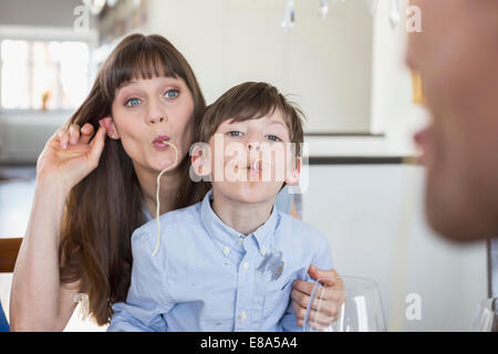 Madre e figlio si divertono con spaghetty Foto Stock