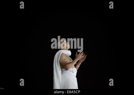 La Mecca, Arabia Saudita. 2 Ottobre, 2014. Musulmani pellegrini pregano sulla cima di Monte della Misericordia sulle pianure di Arafat durante il picco dell annuale pellegrinaggio haj, vicino alla città santa della Mecca Ottobre 02, 2014. /Alamy Live News /Alamy Live News Credito: ZUMA Press, Inc./Alamy Live News Foto Stock