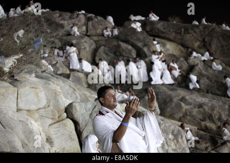La Mecca, Arabia Saudita. 2 Ottobre, 2014. Musulmani pellegrini pregano sulla cima di Monte della Misericordia sulle pianure di Arafat durante il picco dell annuale pellegrinaggio haj, vicino alla città santa della Mecca Ottobre 02, 2014. /Alamy Live News /Alamy Live News Credito: ZUMA Press, Inc./Alamy Live News Foto Stock