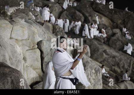 La Mecca, Arabia Saudita. 2 Ottobre, 2014. Musulmani pellegrini pregano sulla cima di Monte della Misericordia sulle pianure di Arafat durante il picco dell annuale pellegrinaggio haj, vicino alla città santa della Mecca Ottobre 02, 2014. /Alamy Live News /Alamy Live News Credito: ZUMA Press, Inc./Alamy Live News Foto Stock